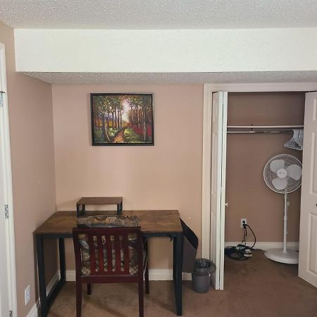 Cozy Home With Comfortable Beds And Fully Equipped Kitchen 15 Mins Drive From Airport, Downtown, Sait And U Of C And 80 Min Drive To Banff YYC Eksteriør billede