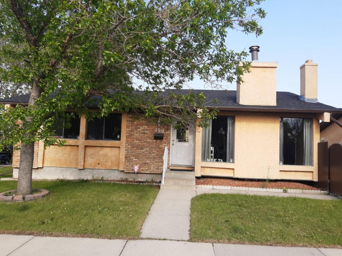 Cozy Home With Comfortable Beds And Fully Equipped Kitchen 15 Mins Drive From Airport, Downtown, Sait And U Of C And 80 Min Drive To Banff YYC Eksteriør billede