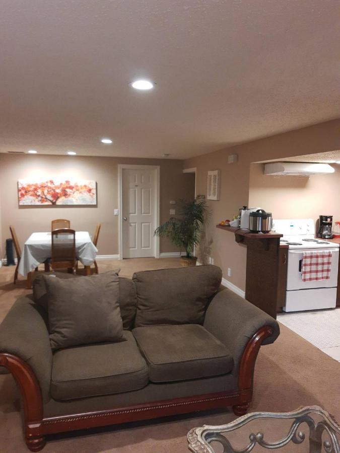 Cozy Home With Comfortable Beds And Fully Equipped Kitchen 15 Mins Drive From Airport, Downtown, Sait And U Of C And 80 Min Drive To Banff YYC Eksteriør billede