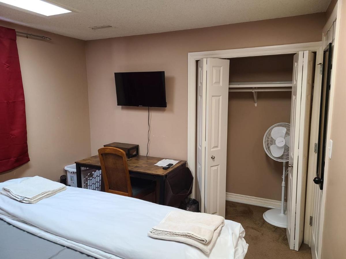 Cozy Home With Comfortable Beds And Fully Equipped Kitchen 15 Mins Drive From Airport, Downtown, Sait And U Of C And 80 Min Drive To Banff YYC Eksteriør billede