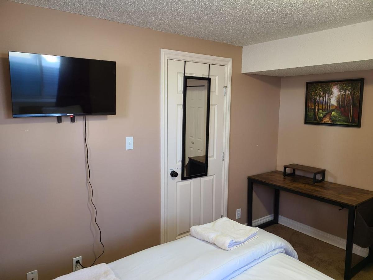 Cozy Home With Comfortable Beds And Fully Equipped Kitchen 15 Mins Drive From Airport, Downtown, Sait And U Of C And 80 Min Drive To Banff YYC Eksteriør billede