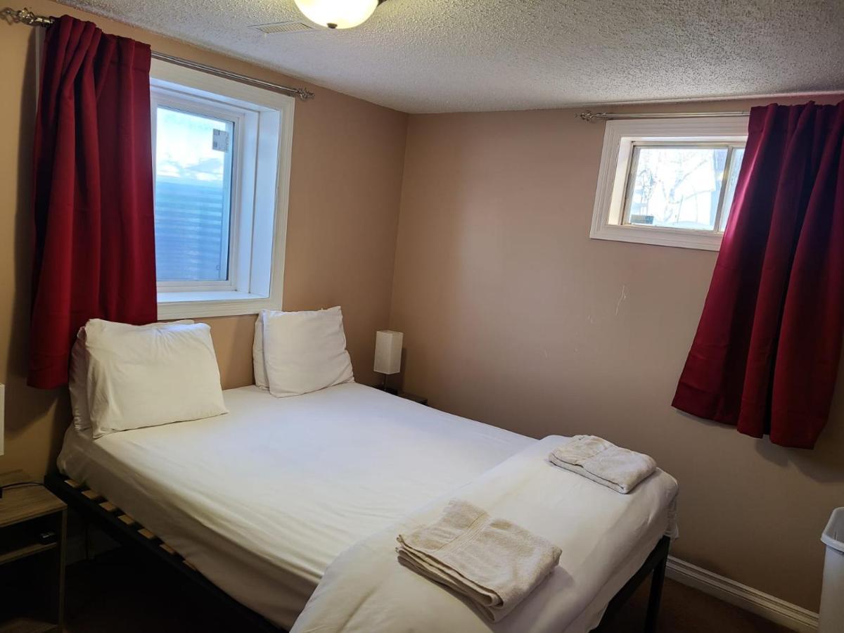 Cozy Home With Comfortable Beds And Fully Equipped Kitchen 15 Mins Drive From Airport, Downtown, Sait And U Of C And 80 Min Drive To Banff YYC Eksteriør billede