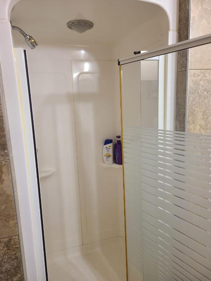 Cozy Home With Comfortable Beds And Fully Equipped Kitchen 15 Mins Drive From Airport, Downtown, Sait And U Of C And 80 Min Drive To Banff YYC Eksteriør billede