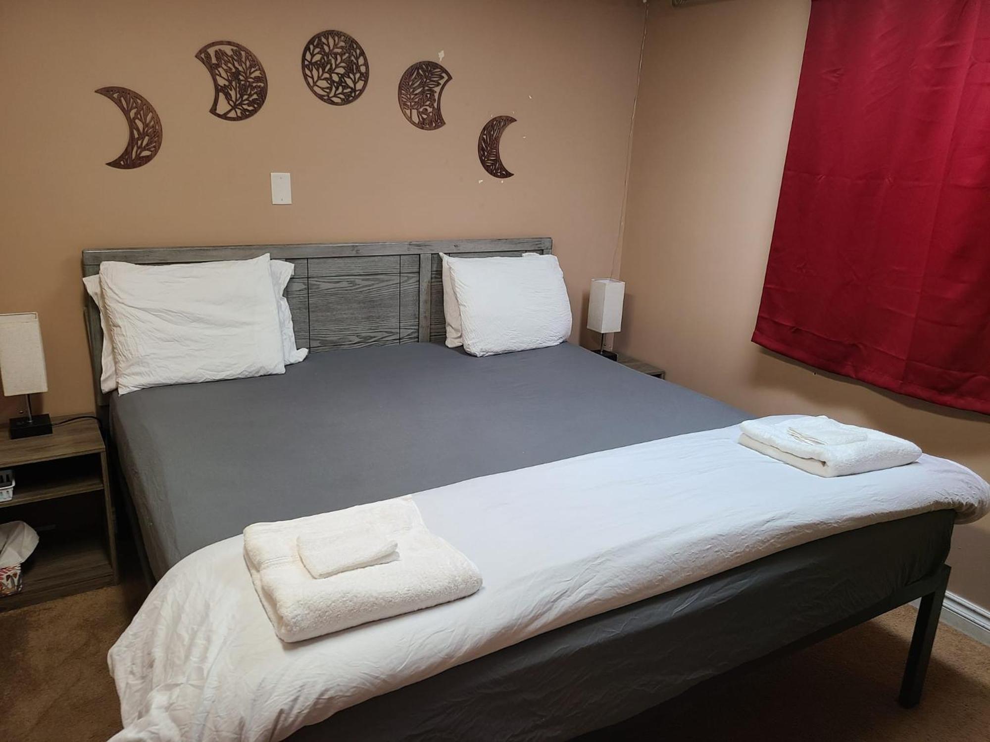 Cozy Home With Comfortable Beds And Fully Equipped Kitchen 15 Mins Drive From Airport, Downtown, Sait And U Of C And 80 Min Drive To Banff YYC Eksteriør billede